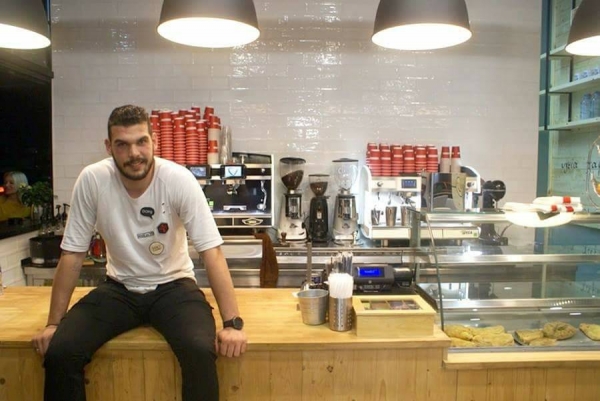 To Corner Cafe στην Καλαμάτα, ανακαινίστηκε μεγάλωσε και ομόρφυνε! 15