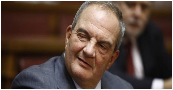 Απίστευτη Εικόνα του Κώστα Καραμανλή: Με Σορτσάκι, Μαγκούρα και… 11