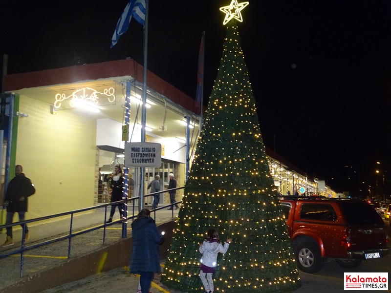 H Κεντρική Αγορά Καλαμάτας άναψε το χριστουγεννιάτικο δέντρο της 19