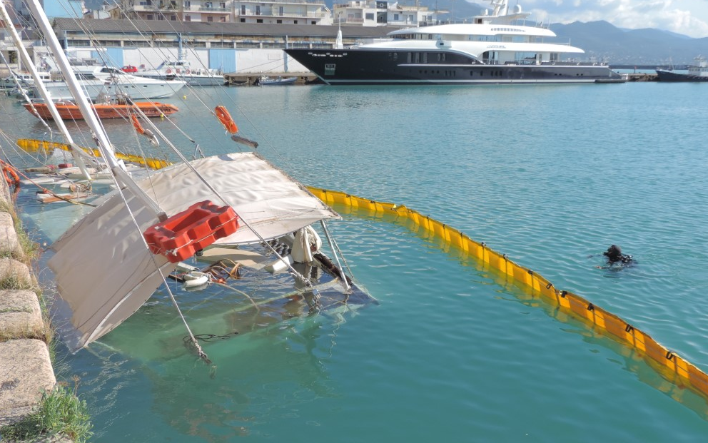 Ανέλκυση του σκάφους που είχε μισοβυθιστεί στον λιμάνι της Καλαμάτας 1