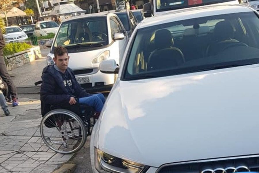 Εικόνες ντροπής: Αγόρι σε αναπηρικό αμαξίδιο περίμενε 45 λεπτά σε μπλοκαρισμένη διάβαση 1