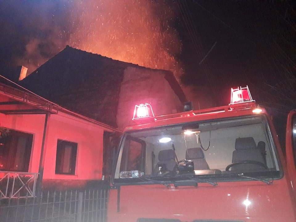 Σπίτι τυλίχτηκε στις φλόγες στου Κατσαρού Μεσσηνίας 9