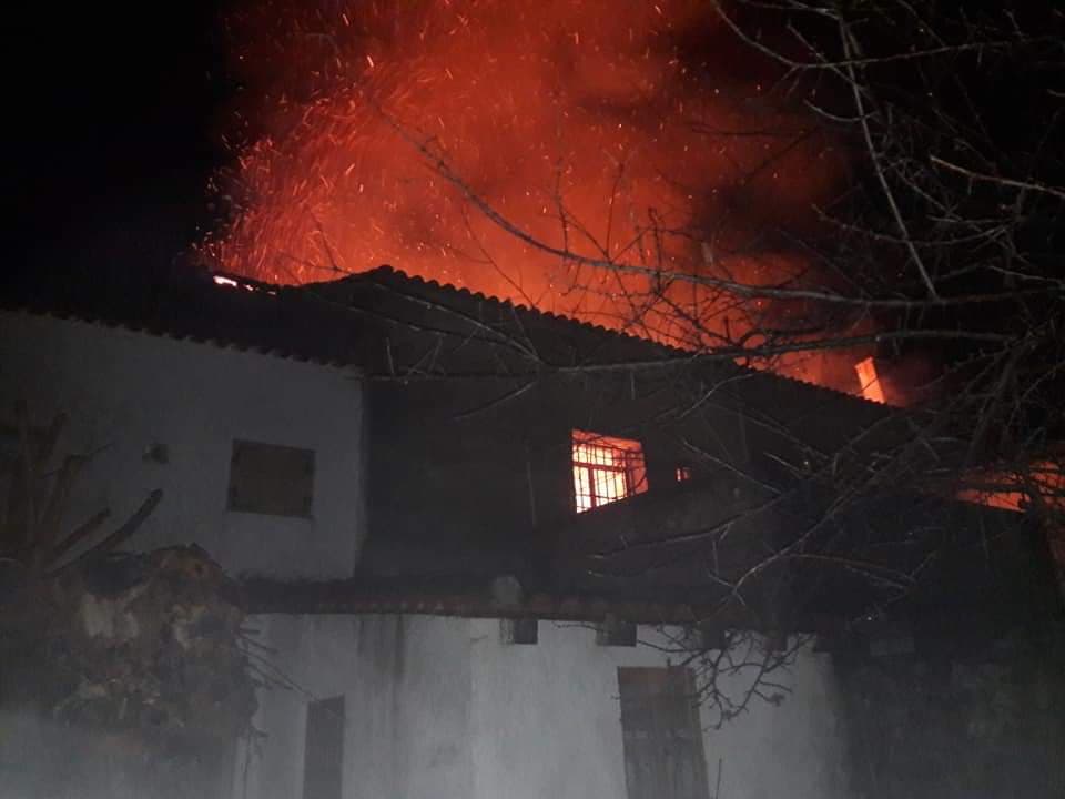Σπίτι τυλίχτηκε στις φλόγες στου Κατσαρού Μεσσηνίας 8