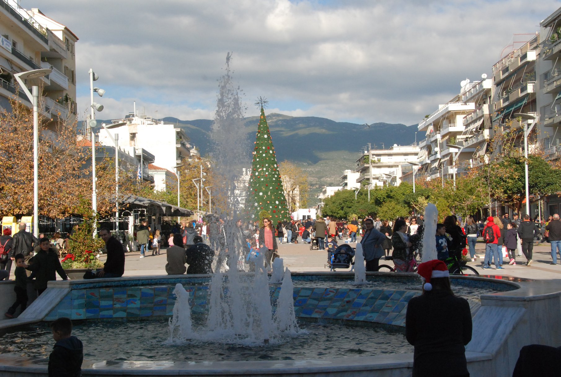 Τα τελευταία ψώνια των Χριστουγέννων, πλημμύρησε η αγορά της Καλαμάτας από κόσμο 15