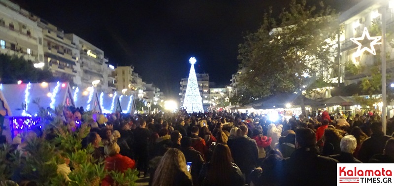 Με βεγγαλικά και μουσικές άναψε το χριστουγεννιάτικο δέντρο στην Καλαμάτα 15