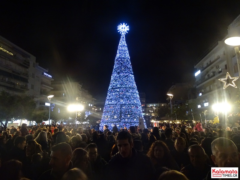 Με βεγγαλικά και μουσικές άναψε το χριστουγεννιάτικο δέντρο στην Καλαμάτα 21