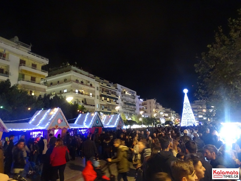 Με βεγγαλικά και μουσικές άναψε το χριστουγεννιάτικο δέντρο στην Καλαμάτα 24