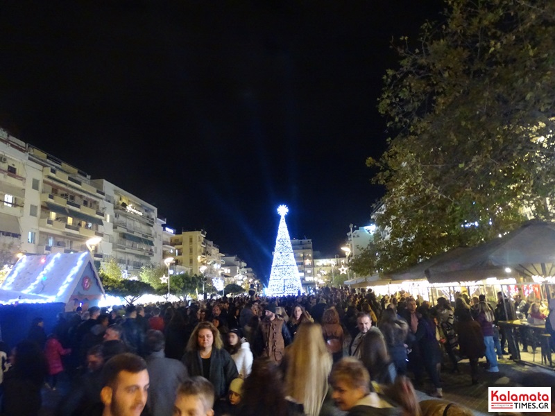 Με βεγγαλικά και μουσικές άναψε το χριστουγεννιάτικο δέντρο στην Καλαμάτα 25
