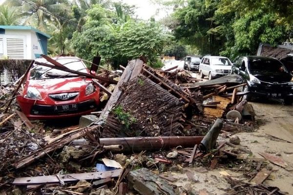 ινδονησία: στους 222 οι νεκροί και εκατοντάδες οι τραυματίες από το τσουνάμι (photos/video) 16