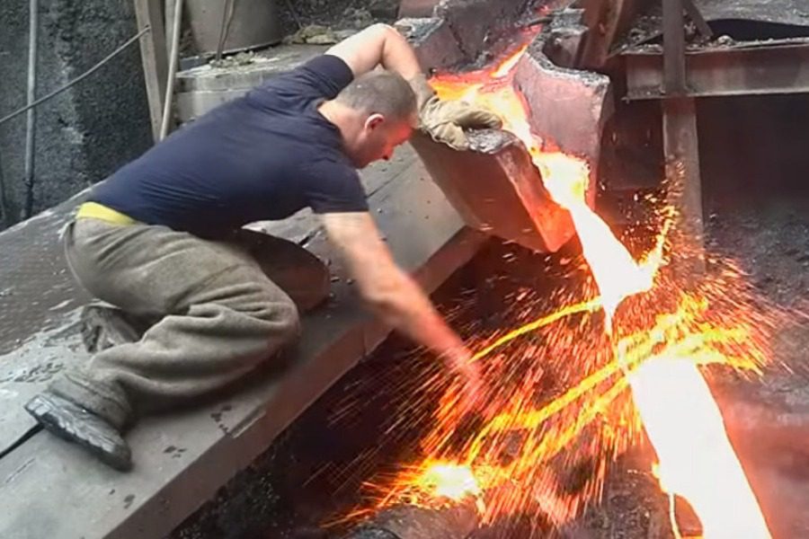 Ο εργάτης που έβαλε το χέρι του σε πυρωμένο υγρό μέταλλο για ένα στοίχημα 1