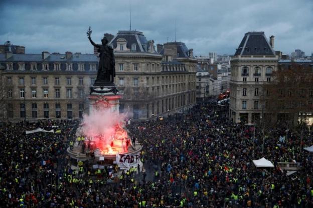 «Σκηνές χάους» στο Παρίσι: 179 τραυματίες και 1.723 προσαγωγές από τα «Κίτρινα Γιλέκα» (Videos) 10