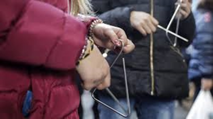 Ρομά λήστεψαν 13χρονα παιδιά που έλεγαν τα κάλαντα 12