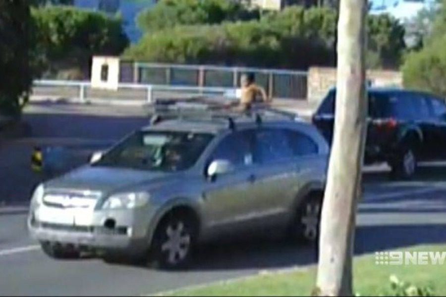 Οδηγούσε επί 15 λεπτά με τον 4χρονο γιο της στην οροφή του αυτοκινήτου 1