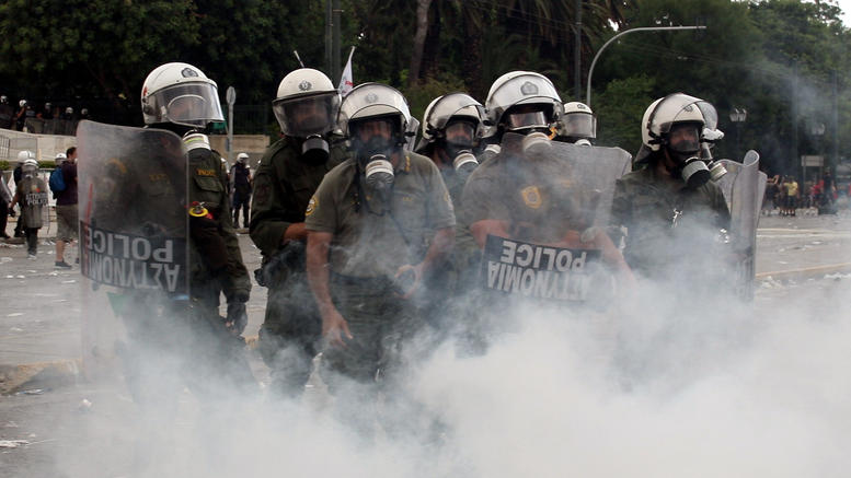 Σε ηλεκτρονικό τσιγάρο αποδίδει το υπουργείο Προστασίας του Πολίτη τους καπνούς στο Σύνταγμα 15