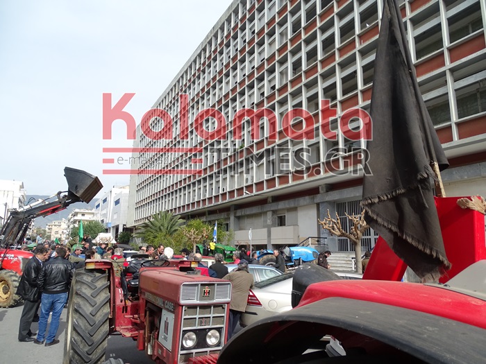 Αγρότες με τα τρακτέρ στην Καλαμάτα - Δείτε τα αιτήματά τους 12