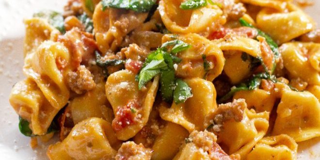 Συνταγή για γευστικά τορτελίνια με λουκάνικο και σάλτσα! 4