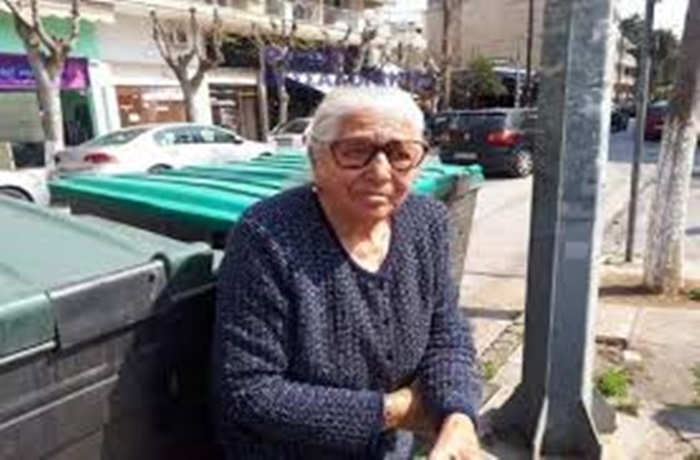Χειροπέδες σε 90χρονη που πουλούσε παντόφλες στη λαϊκή 1