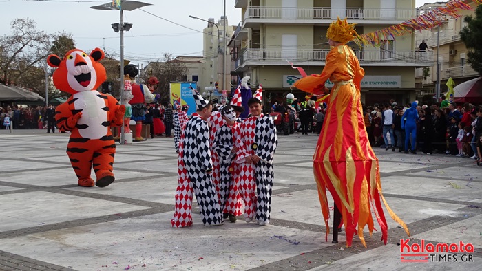 Ξυλοπόδαροι, άρματα, κόσμος, κέφι και Στικούδη - Ματιάμπα στο 159ο καρναβάλι της Μεσσήνης 100