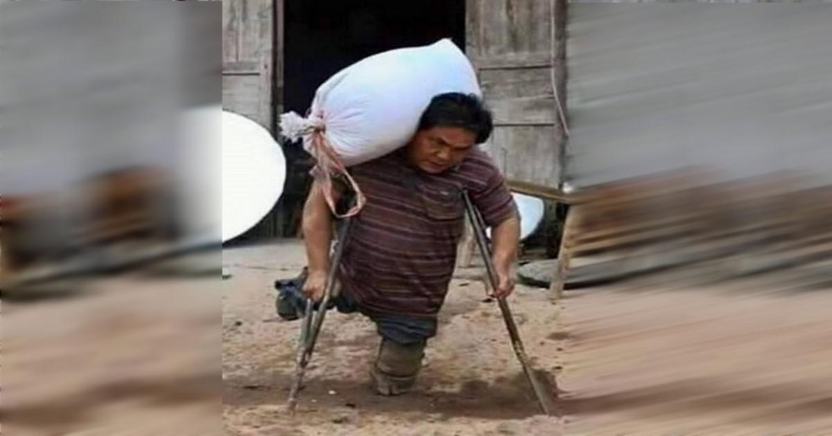 Δεν έχει πόδια αλλά καθημερινά μεταφέρει ασήκωτα σακιά για να ταΐσει τα παιδιά του. 9
