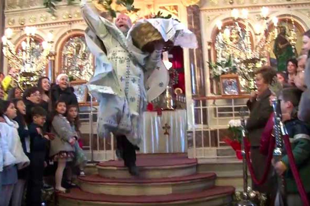 Με θεαματικό τρόπο και τον «ιπτάμενο» ιερέα γιόρτασε η Χίος την πρώτη Ανάσταση