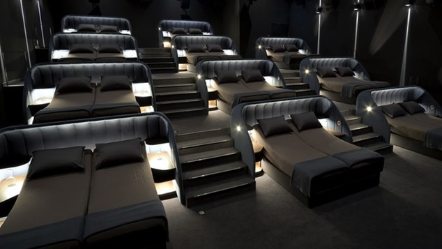 Σινεμά αντικαθιστά όλα τα καθίσματα με διπλά κρεβάτια για την απόλυτη κινηματογραφική εμπειρία! 3