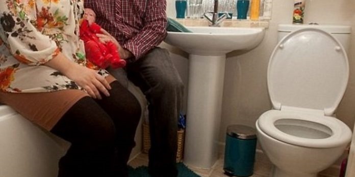 Γέννησε το μωρό της στην τουαλέτα του νοσοκομείου και υπάλληλος τράβηξε το καζανάκι 3