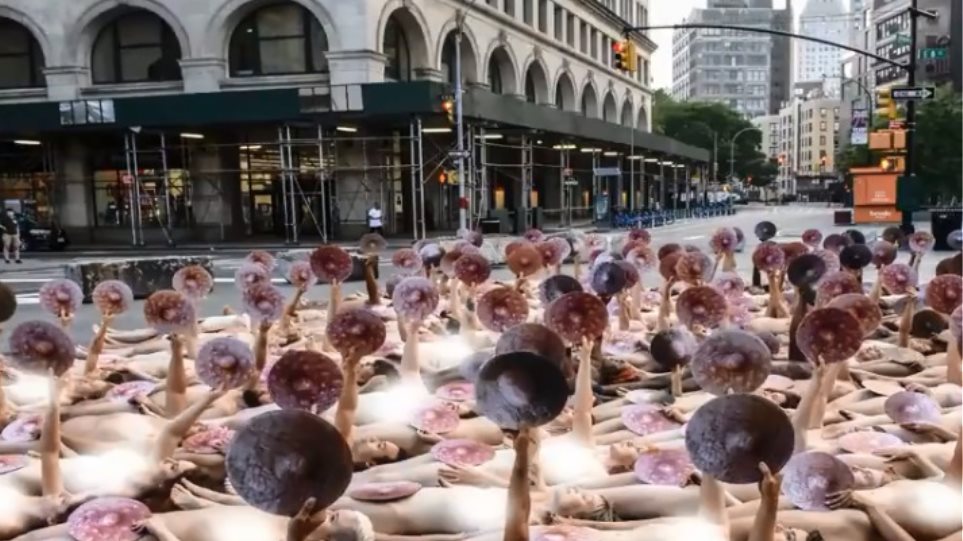 Διαμαρτυρία στη Facebook: Μοντέλα πόζαραν γυμνά έξω από τα γραφεία στη Νέα Υόρκη 1