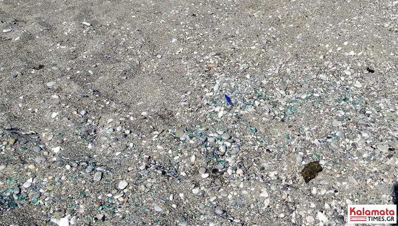 Γεμάτη σπασμένα γυαλιά η παραλία από το ΙΧ που ντεραπάρισε στην Καλαμάτα 7