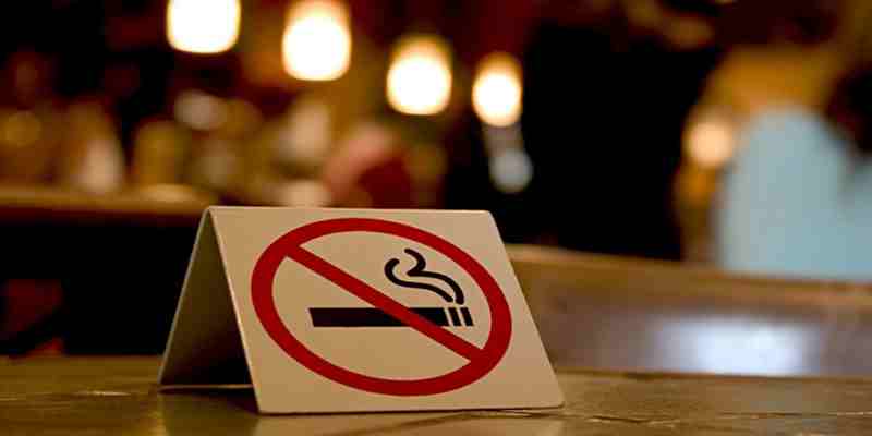 Στην Καλαμάτα πειθαρχούν με τον αντικαπνιστικό νόμο! Καπνίζουν πλέον εξω 22