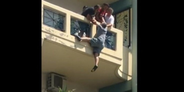 Ξάνθη: Έσπασε δύο πόρτες και έσωσε άνθρωπο που κρεμόταν από μπαλκόνι 50