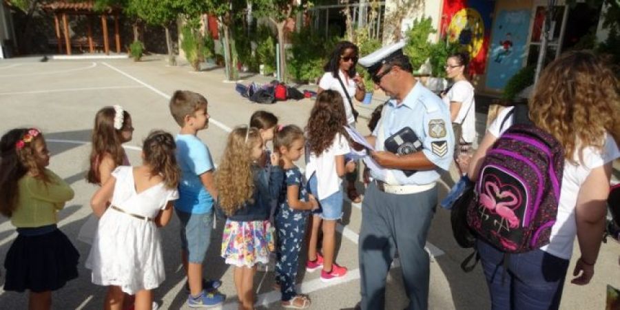 Διανομή φυλλαδίων σε σχολεία της Καλαμάτας με την έναρξη της σχολικής χρονιάς 42