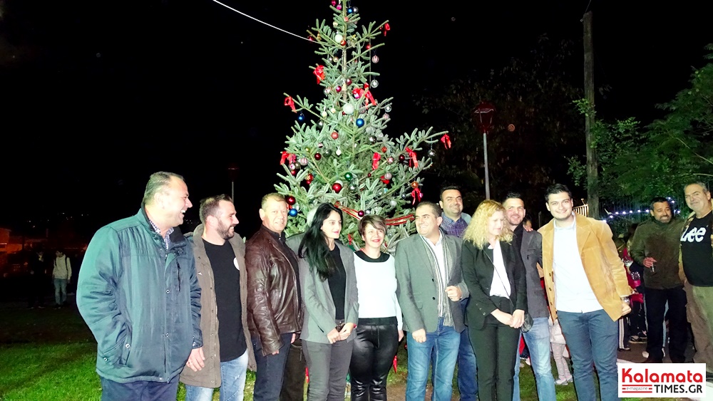 Φωταγωγήθηκε το φυσικό χριστουγεννιάτικο δέντρο στο Φραγκοπήγαδο 16