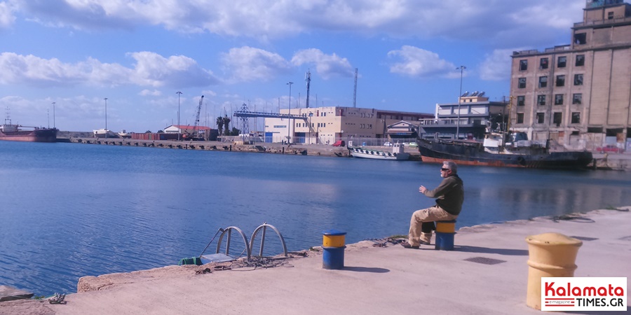 Αυτοσχέδιο σταυρό έριξαν πιστές στην Καλαμάτα και “άγιασαν” μόνες τους τα νερά 56