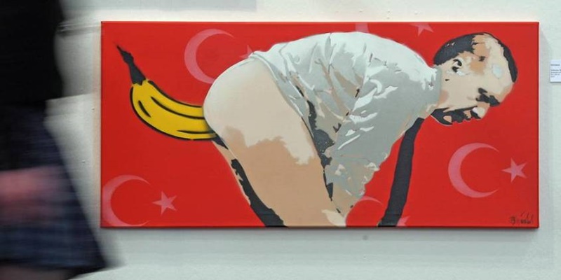 Σάλος με έργο τέχνης που δείχνει τον Ερντογάν με μπανάνα 1