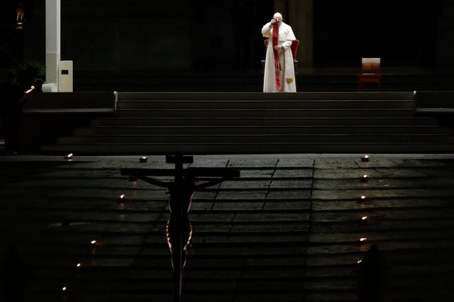 Βατικανό: Μόνος στη λειτουργία της Μεγάλης Παρασκευής ο Πάπας Φραγκίσκος 7