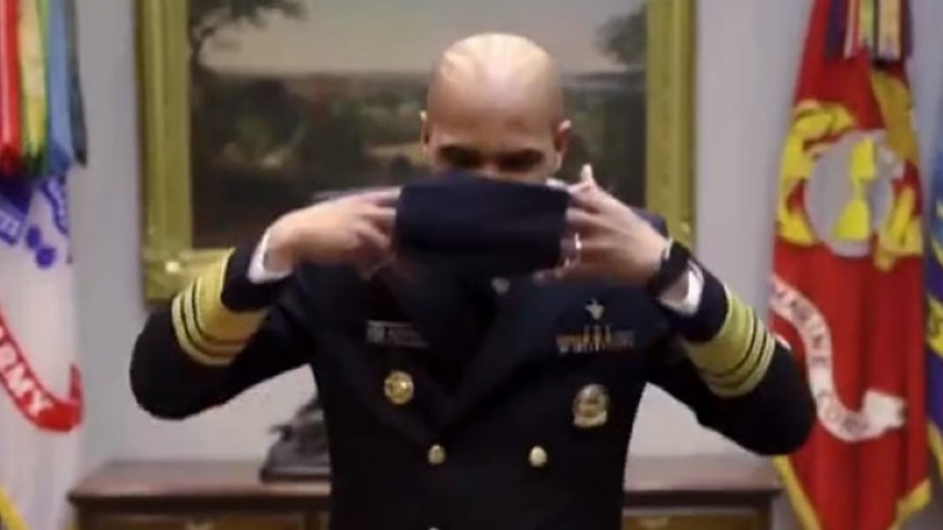 Πώς από ένα T-Shirt θα φτιάξετε τη δική σας μάσκα μέσα σε 45 δευτερόλεπτα 1