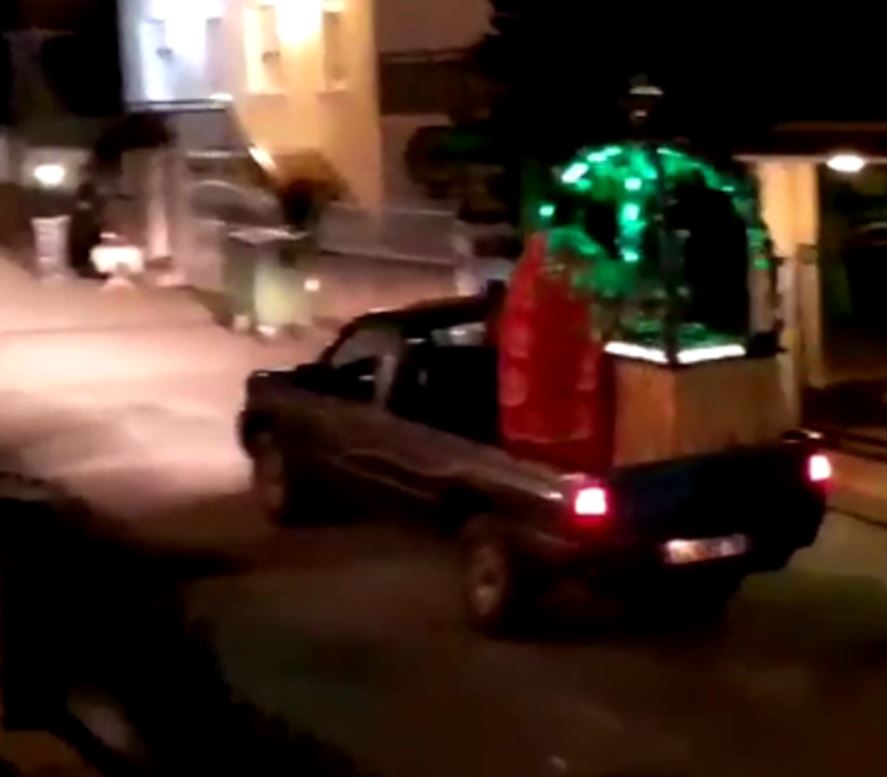 Περιφορά του Επιταφίου πάνω σε αγροτικό