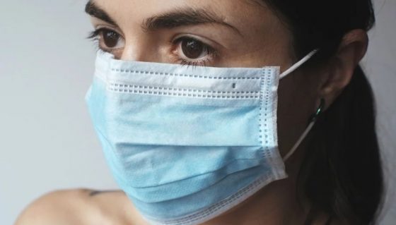 Κορωνοϊός: Γιατί όσοι έχουν κάνει εμβόλιο θα πρέπει να συνεχίσουν να φοράνε μάσκα
