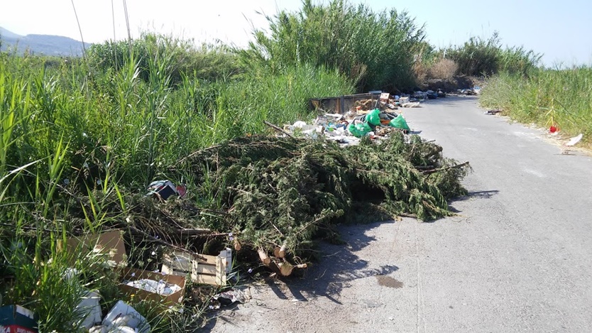 σκουπιδια Μι­κρο­μά­νη έ­ως το Α­ρι­ο­χώ­ρι