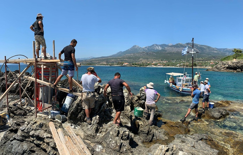 τοποθέτηση γλυπτού σε βραχονησίδα στον Άγιο Δημήτριο Δυτικής Μάνης