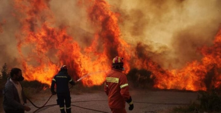 Πυρκαγιά στην Ανατολική Μάνη: Συνεχείς αναζωπυρώσεις λόγω τον ισχυρών ανέμων – Ενεργοποιήθηκε το Copernicus 21