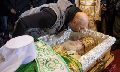 Απίστευτες εικόνες στη Σερβία: Πιστοί φιλούν τη σορό του Πατριάρχη Ειρηναίου που πέθανε από κορονοϊό (pics) 16