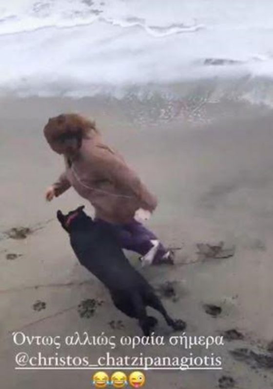 Τα παιχνίδια της Σταυροπούλου με τον σκύλο της σε παραλία της Καλαμάτας 12
