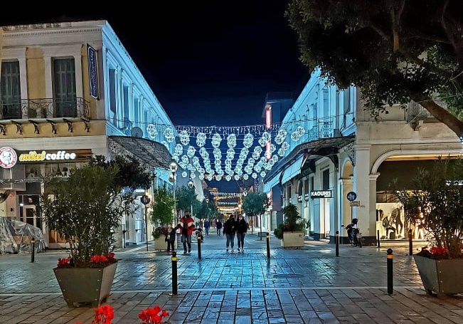 Η Καλαμάτα φόρεσε τα γιορτινά της και εντυπωσιάζει (fotos) 36