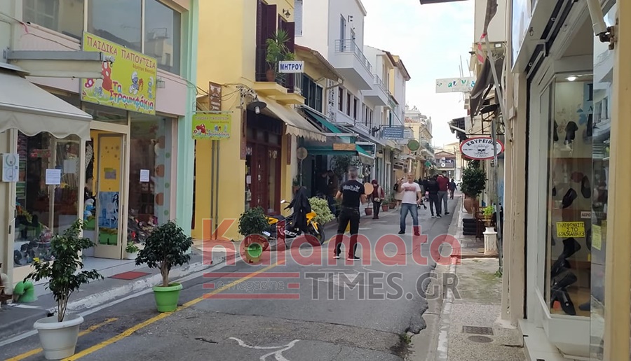 Καλαμάτα: Ρακέτες στη μέση του δρόμου ένα... διάλειμμα από την καραντίνα 15