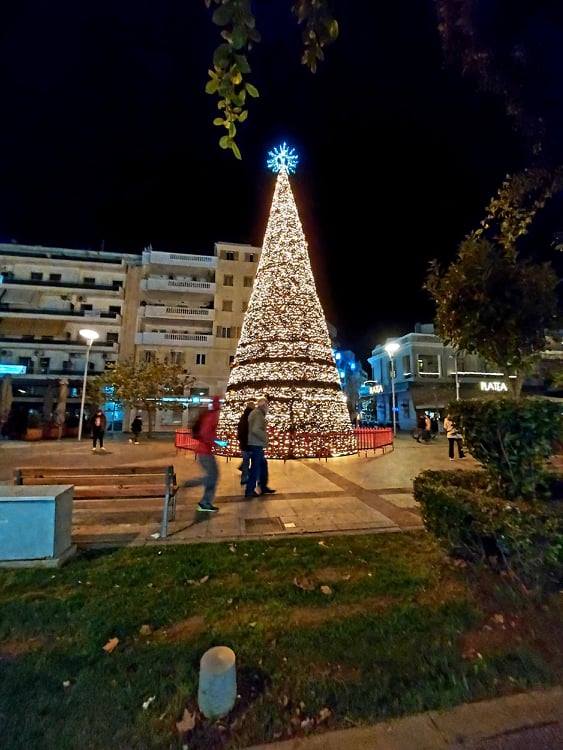 Η Καλαμάτα φόρεσε τα γιορτινά της και εντυπωσιάζει (fotos) 35