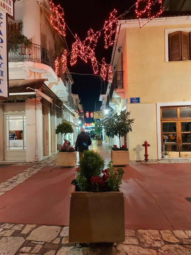 Η Καλαμάτα φόρεσε τα γιορτινά της και εντυπωσιάζει (fotos) 39