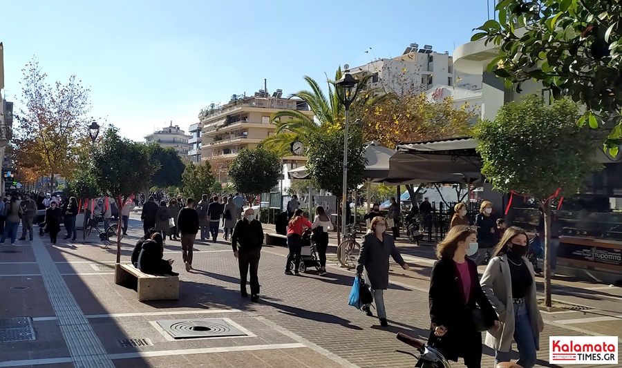 Lockdown - Χριστούγεννα: Λαοθάλασσα για τα τελευταια ψώνια στο κέντρο της Καλαμάτας 22