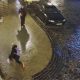 Οι απεγνωσμένες τούμπες μιας γυναίκας σε παγωμένο πεζοδρόμιο έγιναν viral 2