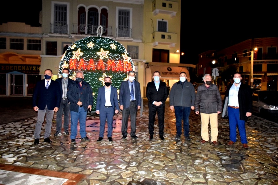 Η Καλαμάτα φοράει τα γιορτινά της ενόψει Χριστουγέννων 11